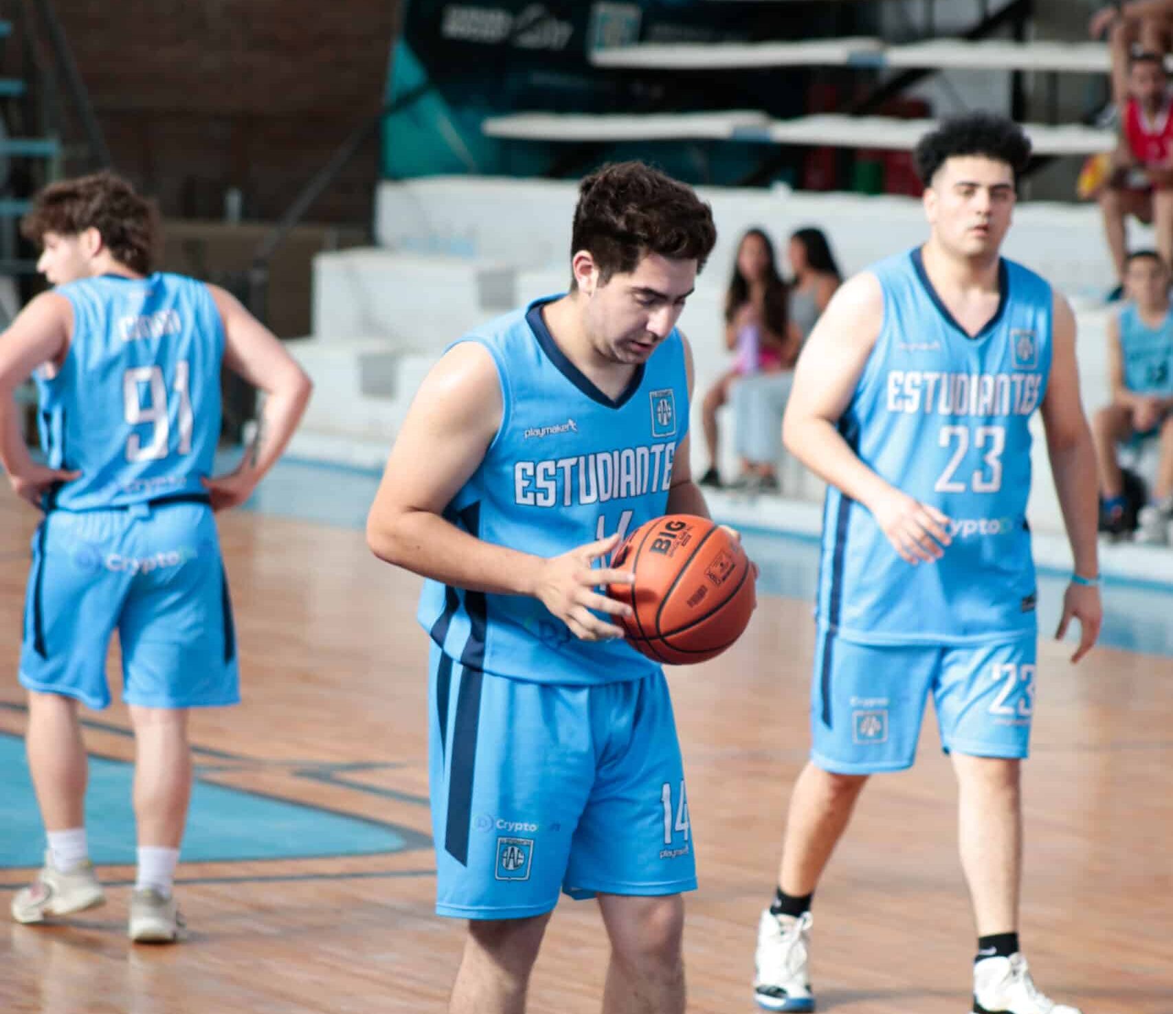 Estudiantes va por el triunfo y el ascenso